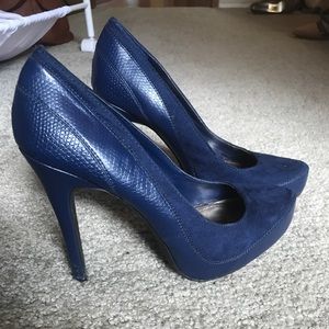 Sky blue velvet and leather heels
